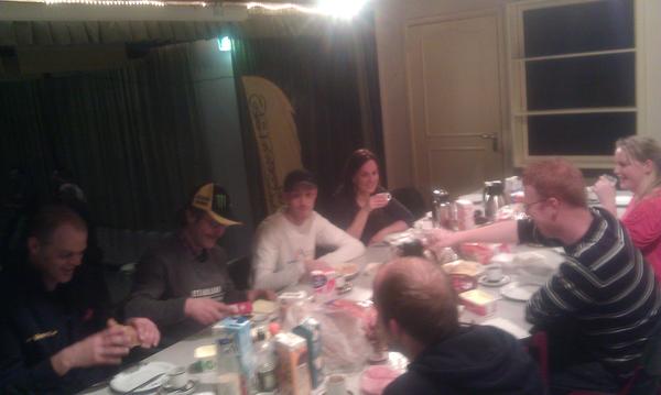 SRCZuidwending's tweet photo. #24zw ontbijt goedemorgen. Nog 11 uur te gaan tot de vlag http://t.co/3tvf8bWs