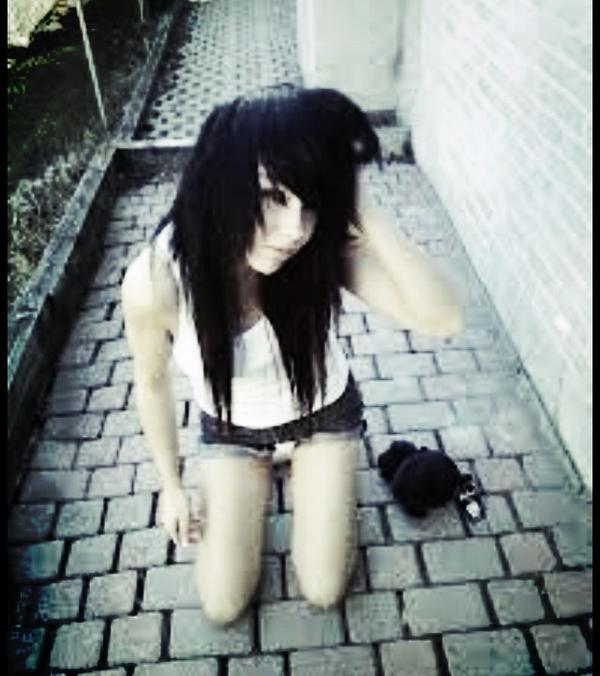 Devilivedd's tweet image. When I went out I turned around and Rachel was on the floor