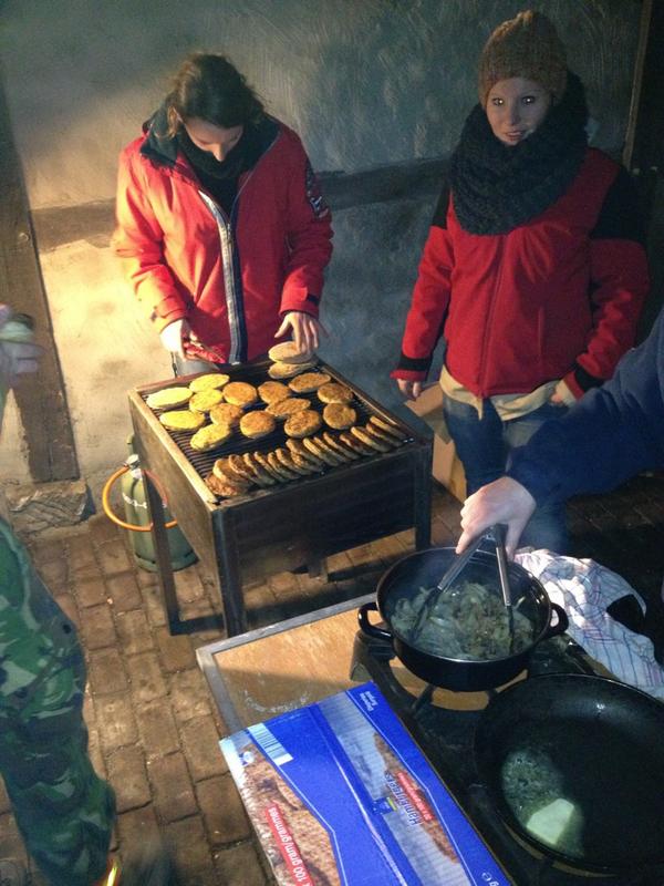 winterhike's tweet photo. De eerste post is gereed en de eerste deelnemers hebben al een burger gehad #Winterhike http://t.co/xjLDOlEt