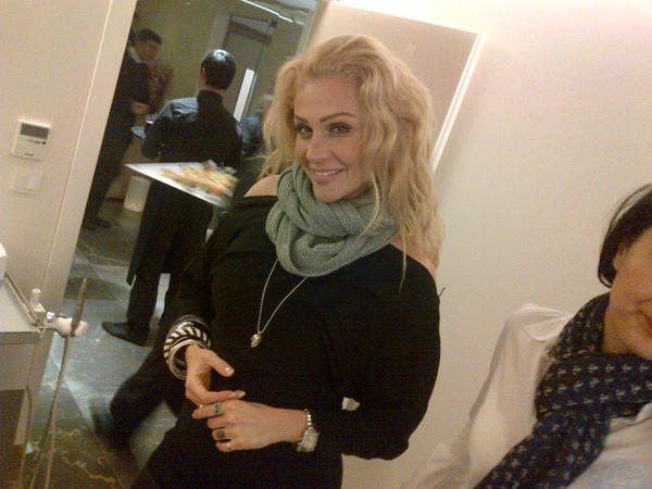 Abdi Ipekci`de acilan Asmer ayak bakim merkezini duymayan kaldi mi? <a href="/ilgiGovsa/">İlgi Gövsa</a> da ayaklarini Asmerde simartiyor soliym.