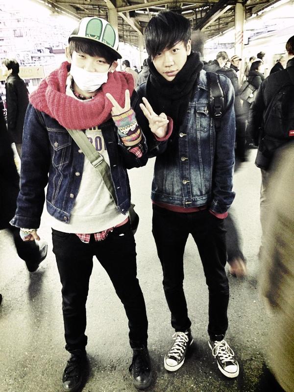 UKN_2012_JP's tweet photo. 昨日の格好がなんとなく似ていた。ともりき http://t.co/C9nmyrUs