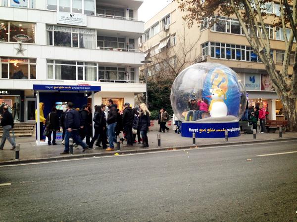 iCadde's tweet image. Hayat Yeni Yılda Umudu Paylaşınca Güzel! Bağdat Caddesi @Turkcell yılbaşı kutlaması. @KorayOzturkler