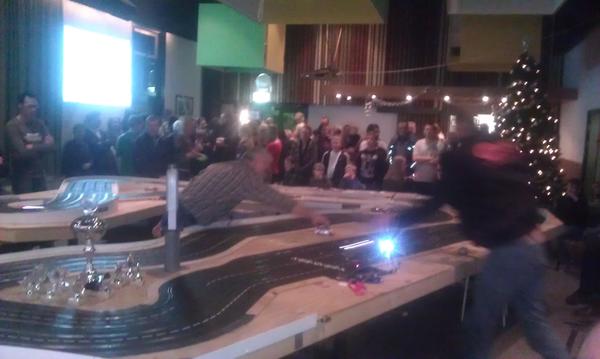 SRCZuidwending's tweet photo. Het publiek stroomt binnen voor de finish van de 24 uur van Zuidwending #24hz nog 10 minuten! http://t.co/pHGd2W9k