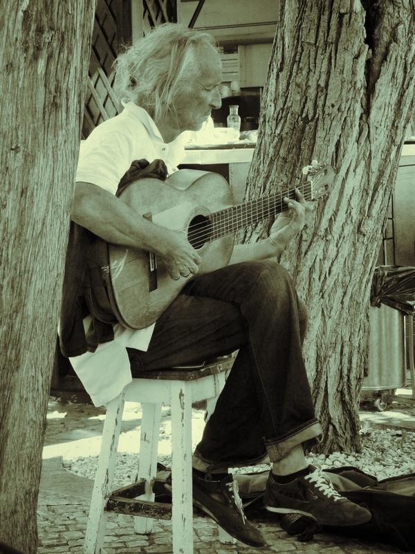 Immagine creata con #Snapseed #TheMinimals Street Music Series - Lisbon 2011