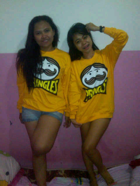 thanks <a href="/kaosMURE/">Mure</a> karen banget bajunya :D gue &amp; <a href="/windaananta/">chreshia ananta</a> jadi terlihat 5 tahun lebih muda :)) cc : <a href="/godzookee/">Greg Idgafau</a>