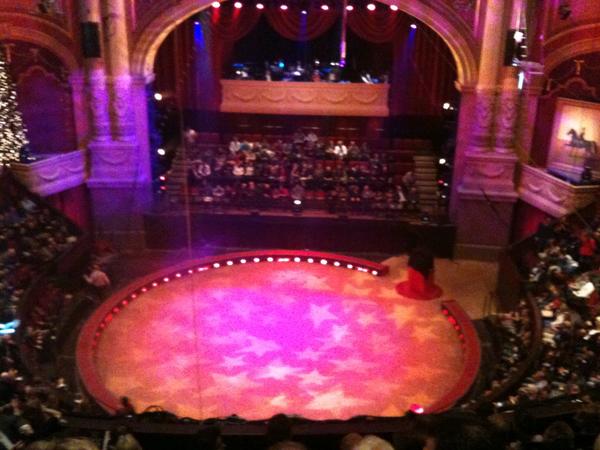 Walking2Forever's tweet photo. Kijk waar wij zijn!! Kerstcircus in Carre ^^ gezellig! http://t.co/yGg1Kwk3