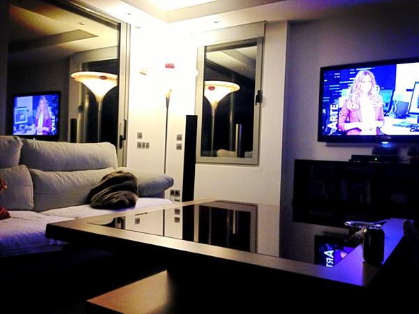 Javiermenendeza's tweet image. Esta noche ... #pelicula #sofaymanta