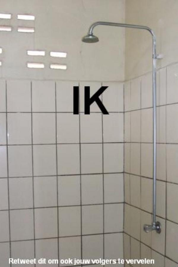 RaarMaarWaar_'s tweet photo. Ik onder de douche! #Retweet http://t.co/ffOKhMea