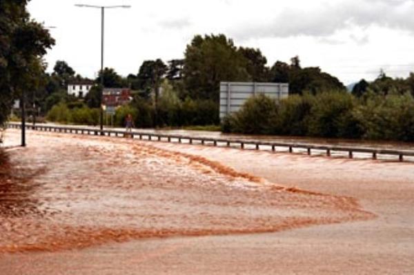 LifePowick's tweet photo. Will the roundabout look like this in the morning? #DontPanick #TomDaley'sInTown http://t.co/gjmlMQ8o