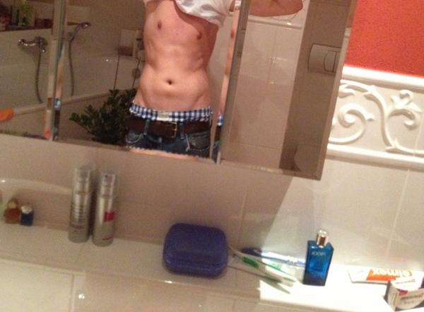 StillWorkHard's tweet image. 1 Monat her.. :) #sixpack #fitness