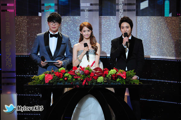 [PIC][28-12-2012]Hình ảnh mới nhất từ Đại nhạc hội "KBS Gayo Daechukje" của MC YoonA được diễn ra vào tối nay - Page 2 A_VH4yACIAItpWA