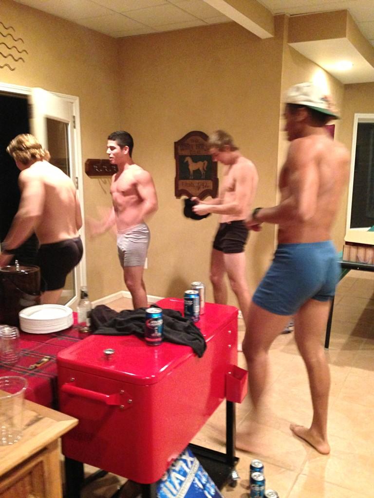 X 上的Emily Tanner：「Naked mile in the snow. Ratchhh http:t.coLJHFbl5y」  X