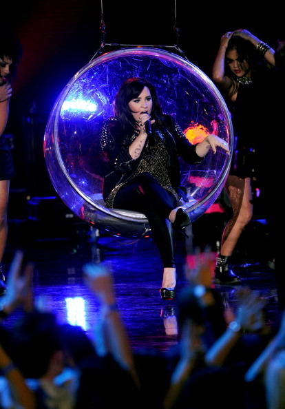 ddlovatoARB's tweet photo. صوره من عرضي في VH1 http://t.co/QtRJ5Gwm