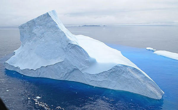 Photo de l'iceberg échoué aux îles Diego Ramirez, 50 milles au sud-ouest du cap Horn. Sa hauteur ? 100 mètres ! #VG2012