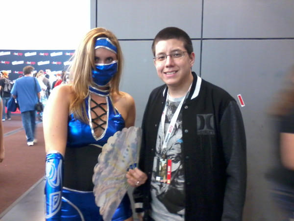 bigheadjosh92's tweet photo. #BestMemories2012 going to Comic Con and took a picture with #Kitana #NYCC #NYCC2012 #cosplay #MortalKombat http://t.co/rpEcAk3i