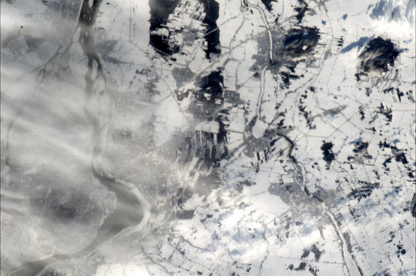 SpaceBen's tweet image. La rive-sud de Montréal de l'ISS le 30 décembre 2012 lors d'un survol du pays ouest-est (Photo: Chris Hadfield)