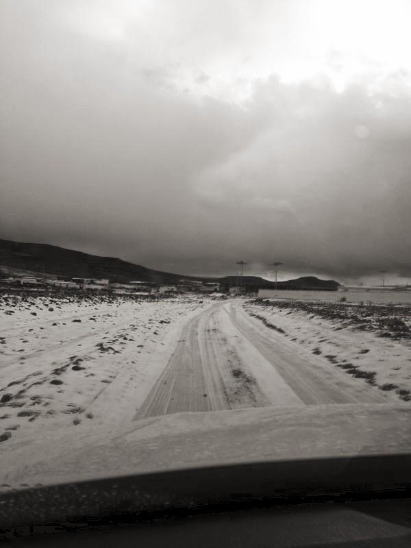 صور لتساقط الثلوج على منطقة تبوك اليوم الاثنين 25-2-1434هـ A__rvx6CIAAEWUR