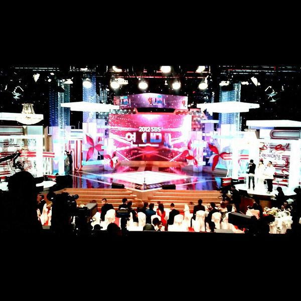 KangShimJang's tweet photo. 2012년의 마지막날 아침입니다. 연예대상에서 동엽&amp;동욱 MC와 붐&amp;이특이 상을 받았습니다.
2012년에 강심장을 사랑해주셨던 많은 분들께 감사드리며 새해에 더 큰 웃음으로 돌아오겠습니다ㅋ  사진은 어제 연예대상 http://t.co/G1zLrGnu
