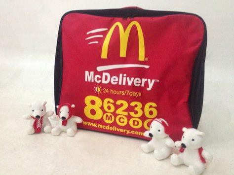 McDo_PH's tweet photo. 2/2 Get a set of four when you order your #HappyBundle and upgrade the drinks to large size or Coke Float! http://t.co/Ca8si6vK