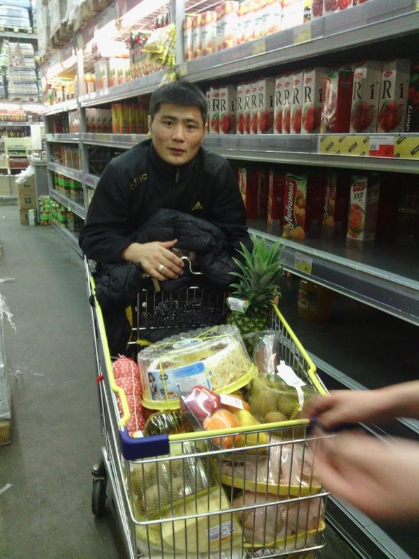 thatpolly's tweet photo. Хуучин оны сүүлийн SHOPPING шинэ жилийн бэлтгэл ажил #Лента http://t.co/pUzWkS6hS0