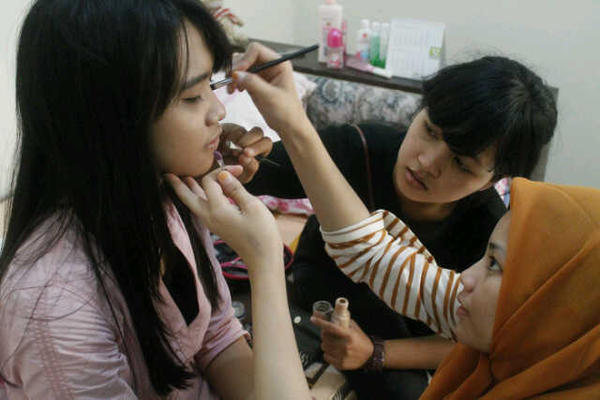 Mitchi km ntar sekre? Butuh kmeraman. RT @arymitchii: Profesional make up + anak make up magang @angrareni :D