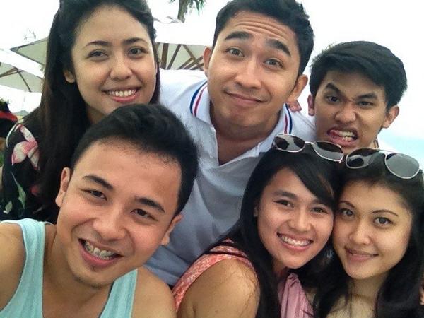 normandharma's tweet photo. RT @jungika: happy new year best @NovyCiptana @winnaovie @dan_freakz @Yoghadastra @normandharma 😘💖👭👫👬 http://t.co/8QTiYkf1