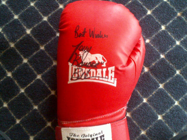 Who wants a signed <a href="/TonyBellew/">Tony Bellew</a> glove?