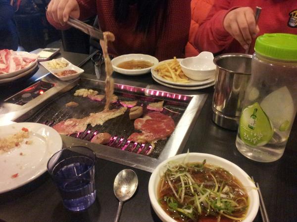 kwj0818's tweet photo. @IBSSY_vip 선아랑같이사러갓지롱ㅋㅋ고기뷔페도갓졍 http://t.co/8KsdQlJ3