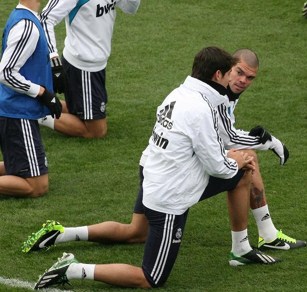 Venta ambulante esqueleto posibilidad SoccerBible on Twitter: "Ex Umbro player Pepe wears black/white/green Nike  Tiempo Legend IV in Real Madrid's open training session yesterday.  http://t.co/iJRuu15r" / Twitter