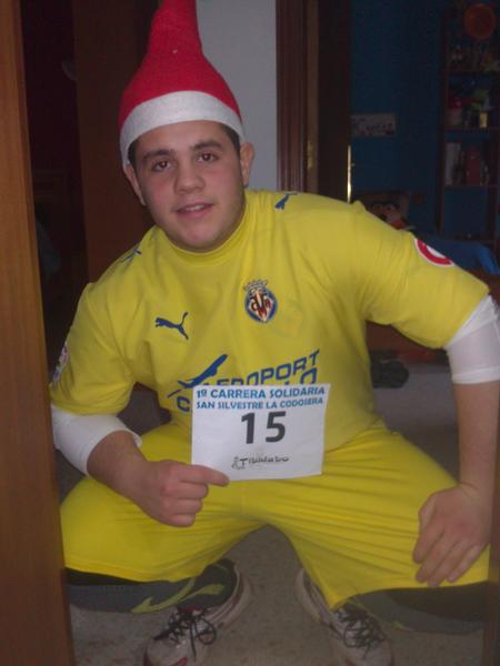 VillarrealCF's tweet photo. CRACKRT @danielcodosera @catrachico recien llegado de correr la San Silvestre! Vestido del @VillarrealCF   Que Maquii!! http://t.co/CfTzTbn6