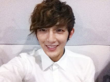 loveeungjoo_th's tweet photo. [TH-TRAN] @Jhe8080: 이제 곧 2013 년이네요!!
모두들 한해 수고했고 새해복 많이 받으세요^^ 2013년에는 이렇게 웃을일만 가득했으면 합니다♥ http://t.co/2rf2DCUK

ต... http://t.co/ewcrGnKF