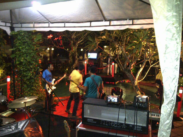Barnabasmetal's tweet photo. Band yg sok asik lg main.. #BarnabasPrivateParty http://t.co/sFsjM4jj