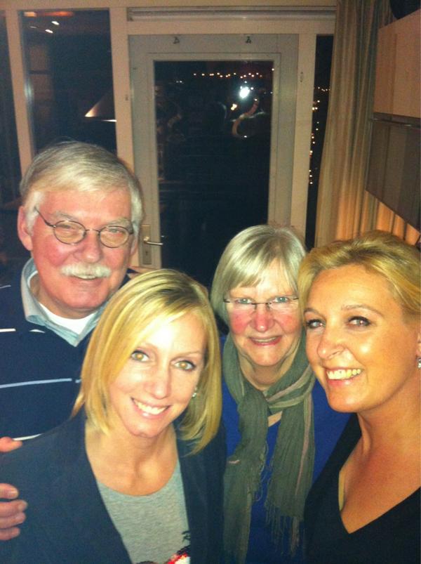 CvanderKnaap's tweet photo. Alle volgers een voorspoedig en gezond 2013 toegewenst. Mede namens Elly en onze dochters Barbara en Mignon. http://t.co/a6XdigOT
