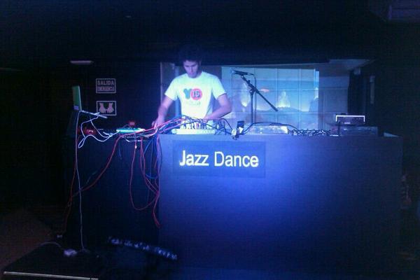 GranadaJazzClub's tweet photo. Kid Simius en la prueba de sonido en la sala. Preparándolo todo para el especial NOCHEVIEJA JAZZ CLUB. http://t.co/R7hSQbPn
