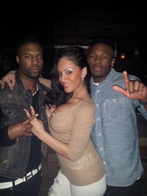 A pic with some fans last night" http://t.co/XbZjBY55