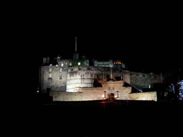 aladyinlondon's tweet image. Edinburgh Castle is beautiful tonight. Can't wait to see it with fireworks later!