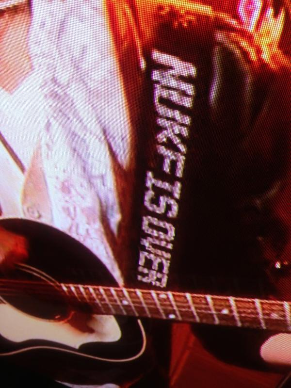 ノーモア橋下徹 紅白歌合戦の斉藤和義 ギターストラップに Nuke Is Over の文字 Http T Co 9i243tdd