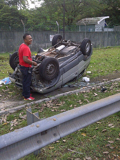 Info_AutoResceu's tweet photo. Accident @ Jln Jelatik... Akibat Mabuk Smbut New Year la nie... Byk accident pagi nie.. #kltu #kltraffic #kltrafik http://t.co/8bHtkJwX