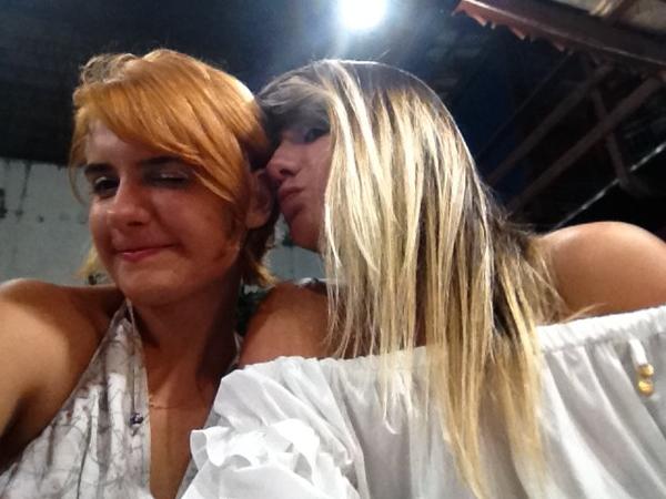 vannyjavarini's tweet photo. Feliz ano novo!!! Para minha irmã!!! Muito fofaaaaa!!!! http://t.co/yKL7ixEU