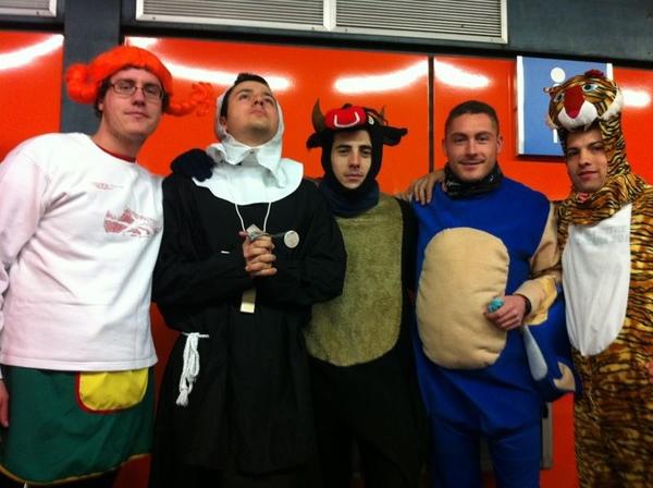 pabloprey's tweet photo. Ultimas horas del año. Y nada mejor q hacerlo asi. Carrera con los colegas!!!!y eso q los del metro nos lo han jugado http://t.co/nmM6ZxQH