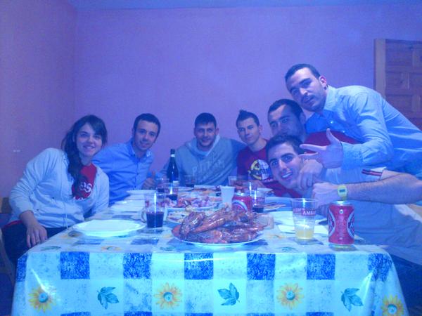 SolaBullon7's tweet photo. @samanta_hdez @alex_mart2 @hec_saiz89 @Riveiro11 @JorgeValeroC feliz 2013!! http://t.co/5oJgncuM