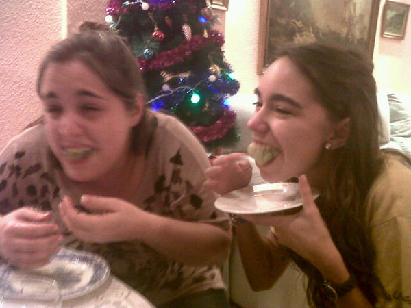 a_meana's tweet photo. Feeeeliiiz añoooo. Casi nos quedamos en el intento pero seguimos vivas @megapatri http://t.co/xUcHg0nY