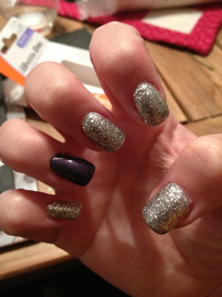 kjlcoates's tweet image. #righthand #glitter #DIYgelnails
