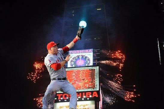 MLBMeme's tweet photo. BREAKING: Mike Trout just robbed the ball drop in New York! #mlbmemes http://t.co/zDPTrnfH