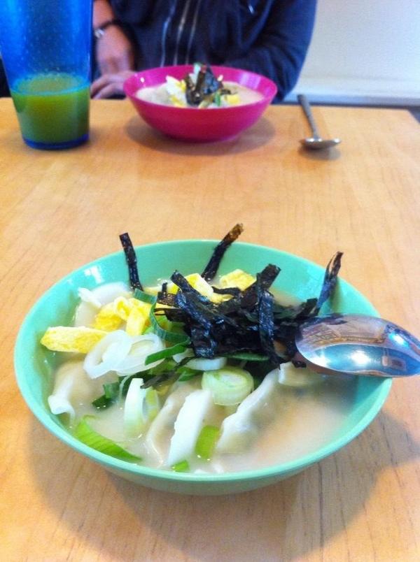 mark8er's tweet photo. 놀라운 것은 이 떡국이 해장에 참 좋더라는... (쿨럭) RT @animaiko: 아실랑가 모르겠지만 쫄깃쎈타는 새해엔 꼭 쫄깃한 떡국으로 시작해요. 1년에 한번 새해 첫날 메뚜기 수프는 쉰답니다. 뿌힛!!! http://t.co/hCkBMmNt