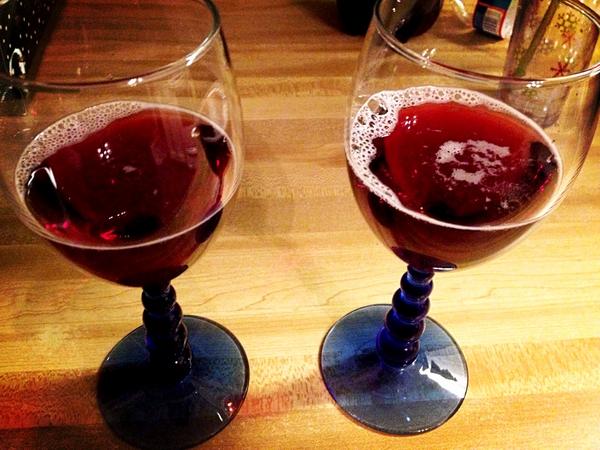 kaywakaywa's tweet image. wooo wine!... jk it's sparkling grape juice 🍷 #notcoolenough #not21 #HappyNewYear