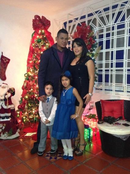 Felix Hernandez on X: Feliz año de parte la familia se les quiere
