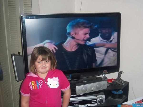 CorrinaCollier's tweet photo. @justinbieber My little girl stayed up till you performed she loves you look at the picture http://t.co/oQcXN6xt