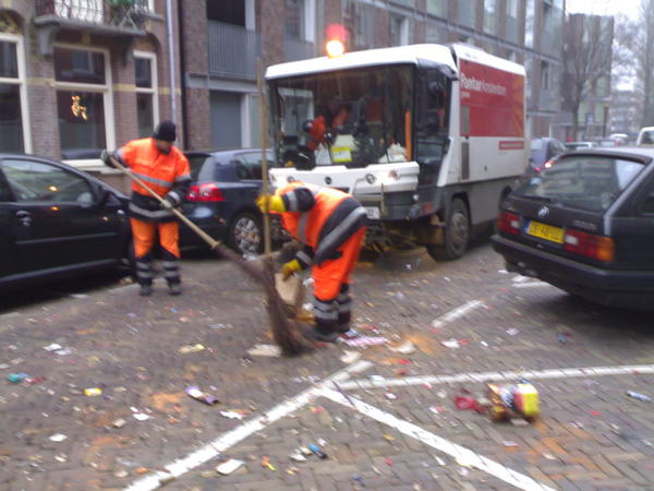 astridkuiper's tweet image. hulde aan de hard werkende mannen en vrouwen van @Stadsdeel_Oost, en alle die zelf het straat schoonvegen.