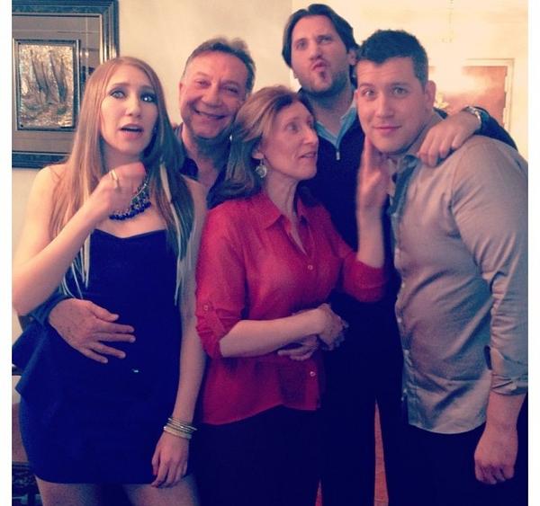 Vaiahmusic's tweet photo. El mejor inicio al año nuevo #laughter #love #family http://t.co/auZ3zC0b